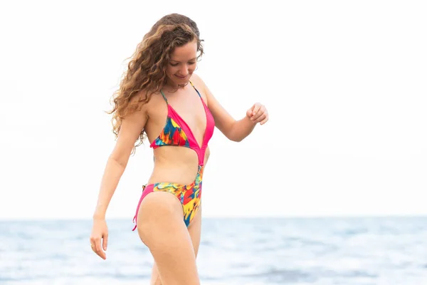Mujer Joven Feliz Con Traje Baño Playa Arena Tropical Verano — Foto de Stock