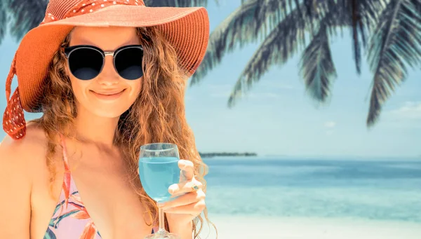 Szczęśliwa Młoda Kobieta Sobie Strój Kąpielowy Tropikalne Sand Beach Resort — Zdjęcie stockowe