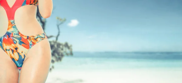 Felice Giovane Donna Che Indossa Costume Bagno Resort Spiaggia Sabbia — Foto Stock