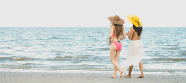 Gelukkig Vrouwen Bikini Gaan Samen Zonnebaden Tropische Zandstrand Zomervakantie Lifestyle — Stockfoto