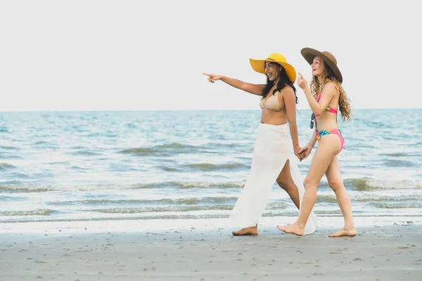 Donne Felici Bikini Vanno Prendere Sole Insieme Sulla Spiaggia Sabbia — Foto Stock