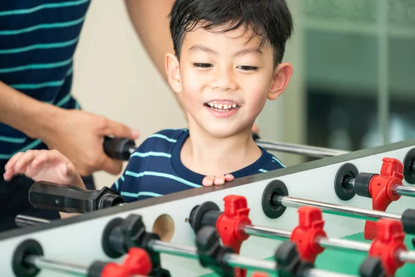 Mutlu Çocuk Aile Babam Annem Foosball Tablo Futbol Oynamak — Stok fotoğraf