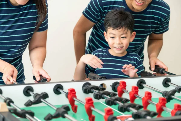 Mutlu çocuk Aile, babam ve annem Foosball Tablo futbol oynamak.