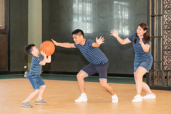 Família Feliz Jogando Basquete Clube Esporte — Fotografia de Stock