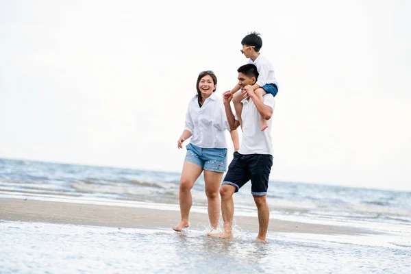 Heureuse Famille Père Mère Fils Vacances Sur Une Plage Sable — Photo