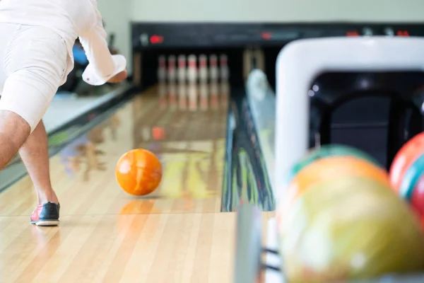 Genç Adam Bowling Spor Kulübünde Oynarken — Stok fotoğraf