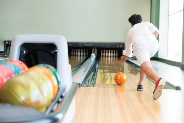 Jovem Jogando Boliche Clube Esporte — Fotografia de Stock