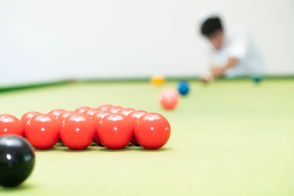Junger Mann Spielt Snooker Sportverein — Stockfoto
