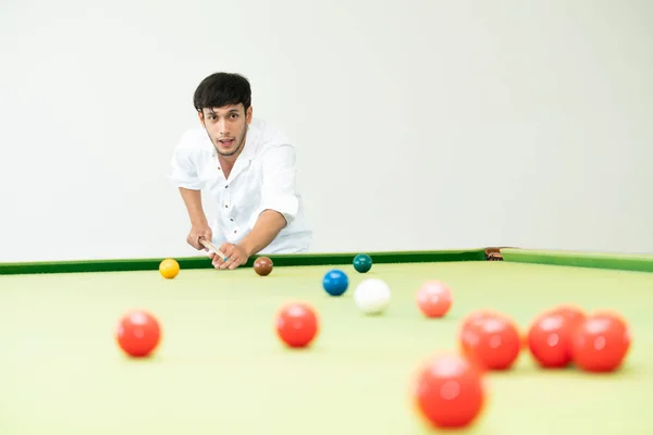 Ung Man Spela Snooker Sport Club — Stockfoto