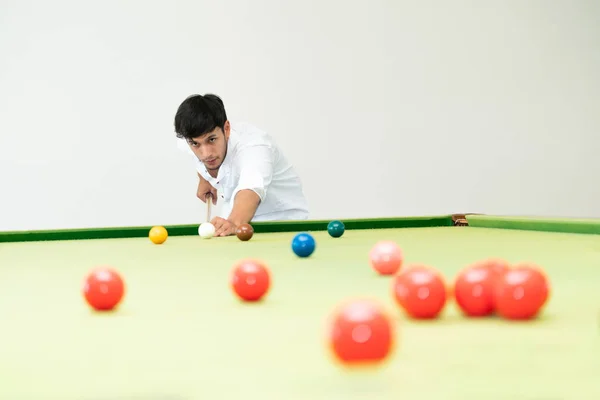 Joven Jugando Billar Club Deportivo — Foto de Stock