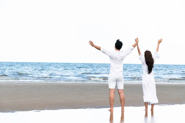 Щаслива Пара Збирається Медовий Місяць Подорожі Тропічному Піщаному Пляжі Влітку — стокове фото