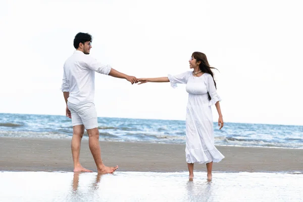 Pareja Feliz Viajando Luna Miel Playa Arena Tropical Verano — Foto de Stock