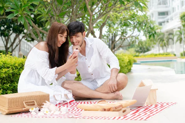 Glückliches Junges Paar Macht Sommer Picknick Und Dating Park — Stockfoto