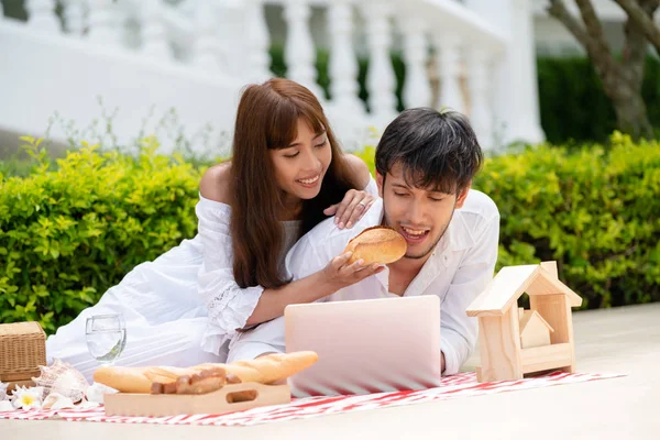 Glückliches Junges Paar Macht Sommer Picknick Und Dating Park — Stockfoto