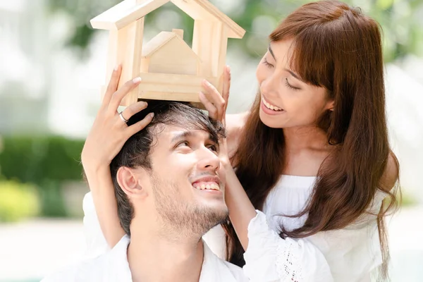 若いカップルに家を購入し 幸せな生活計画 — ストック写真