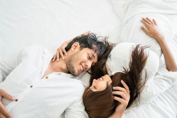 Joyeux Jeune Couple Relaxant Dans Chambre Coucher Après Être Réveillé — Photo