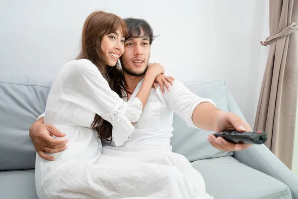 Happy Young Couple Watching Sofa Home Living Room Morning — Stock Photo, Image