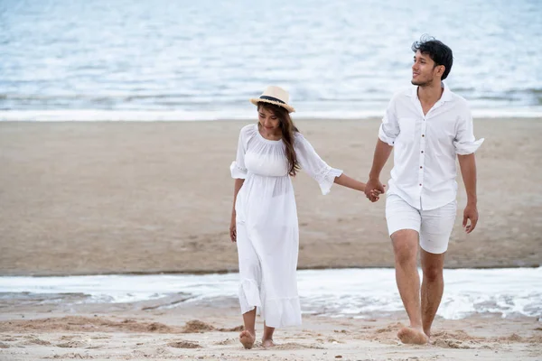 快乐的年轻夫妇在海滩漫步蜜月旅行假期 — 图库照片