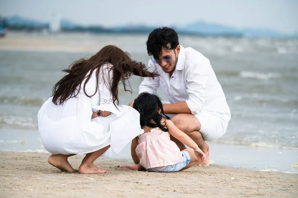 Família Feliz Pai Mãe Filhos Vai Férias Uma Praia Areia — Fotografia de Stock