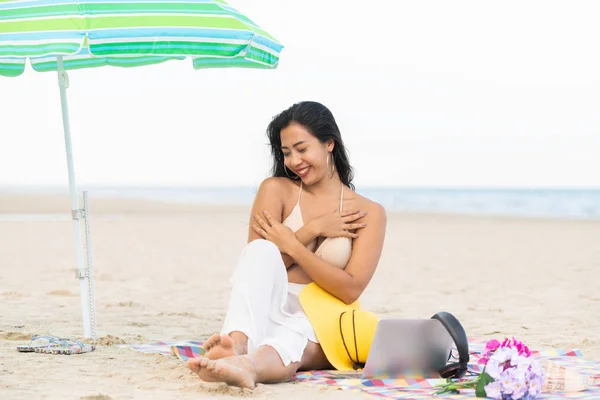 Mujer Joven Tamaño Grande Sentada Playa Arena Tropical Verano Vacaciones —  Fotos de Stock