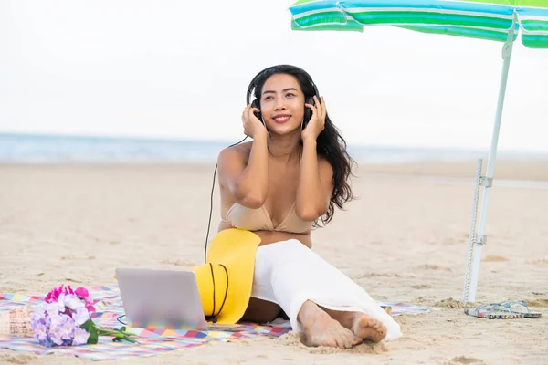 Mujer Joven Tamaño Grande Sentada Playa Arena Tropical Verano Vacaciones — Foto de Stock