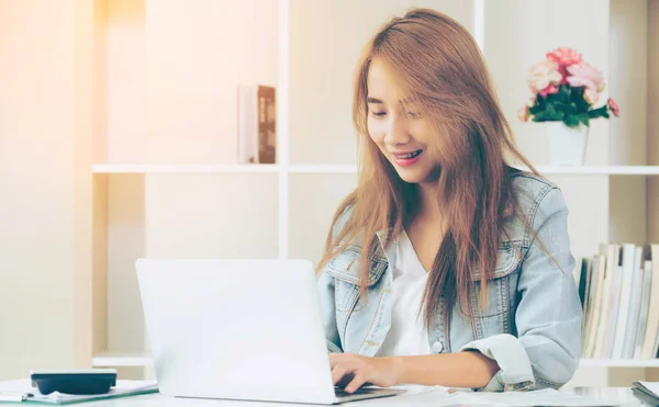 Mujer Feliz Trabaja Ordenador Portátil Acogedora Oficina Casa Concepto Pequeña —  Fotos de Stock