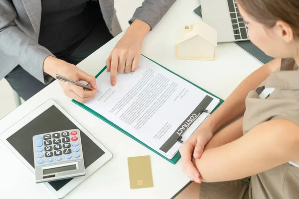 Client Signs Document Real Estate Activity Next Lawyer Real Estate — Stock Photo, Image