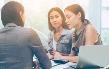 Çalışma grubu çok kültürlü iş kadınları ofiste grup toplantısı tartışmak. Etnik çeşitlilik işbirliği.