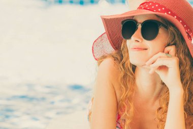 Mutlu genç kadın lüks resort yüzme havuzunda, iyi vakit geçiriyor mayo giyiyor. Yaz seyahat tatil kavramı.