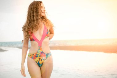 Güzel kadın moda mayo tatilde plajda yaz aylarında modelidir. Tropikal plaj seyahat portre.