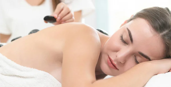 Frau Bekommt Hot Stone Massage Behandlung Durch Professionelle Kosmetikerin Therapeutin — Stockfoto