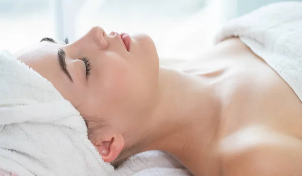 Jovem Relaxada Deitada Uma Cama Spa Preparada Para Tratamento Facial — Fotografia de Stock