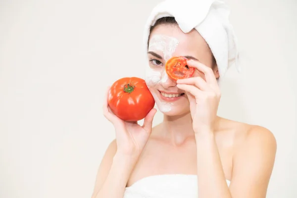 Mulher Bonita Ter Tratamento Máscara Facial Com Extrato Creme Tomate — Fotografia de Stock