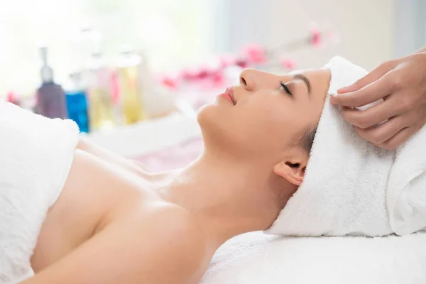 Jovem Relaxada Deitada Uma Cama Spa Preparada Para Tratamento Facial — Fotografia de Stock