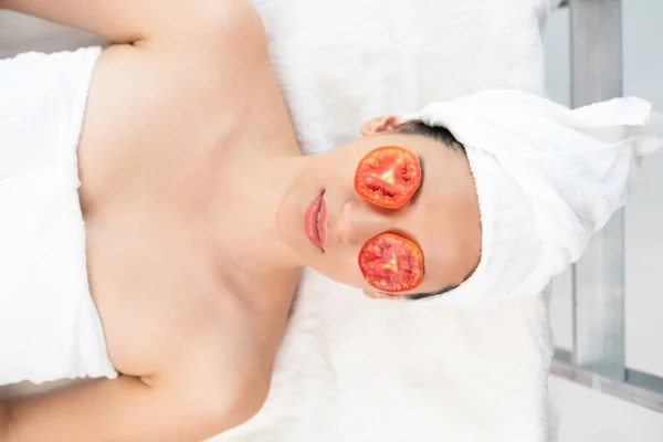 Relaxado Jovem Mulher Recebendo Tratamento Olho Natureza Por Tomate Resort — Fotografia de Stock