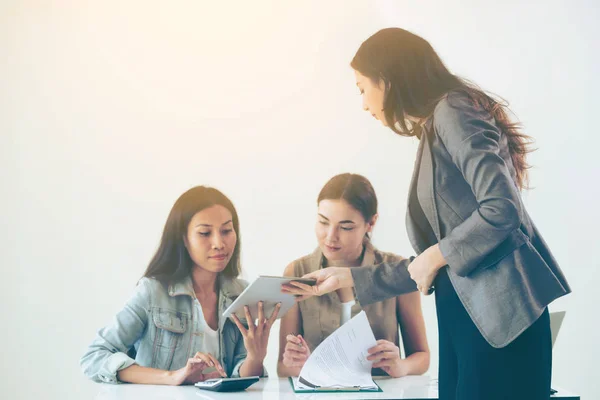 Die Arbeitsgruppe Multikultureller Unternehmerinnen Diskutiert Gruppensitzungen Büro Zusammenarbeit Ethnischer Vielfalt — Stockfoto