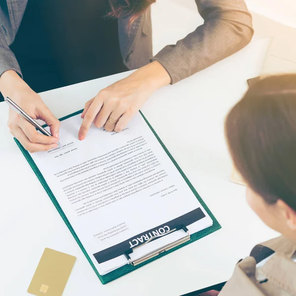 Empresaria Firma Contrato Acuerdo Con Otra Mujer Negocios Oficina Dispararon — Foto de Stock