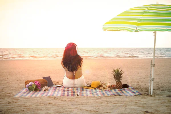 Mujer Bikini Está Vacaciones Sentada Playa Verano Playa Tropical Viaje — Foto de Stock