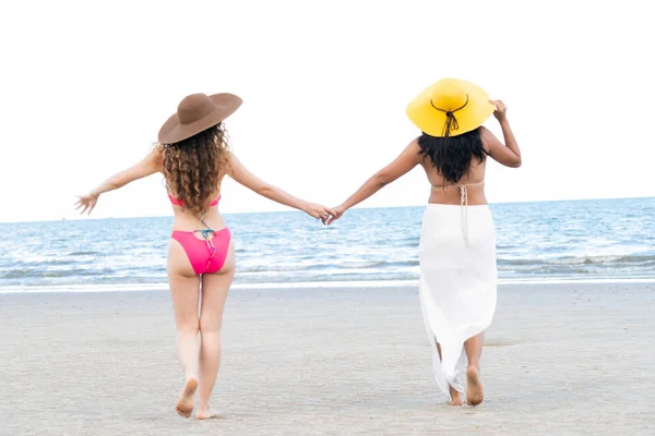 Donne Felici Bikini Vanno Prendere Sole Insieme Sulla Spiaggia Sabbia — Foto Stock