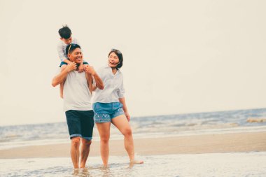 Baba, anne ve oğlu, mutlu aile tatil tropikal bir kum Plajı üzerinde yaz aylarında gider.