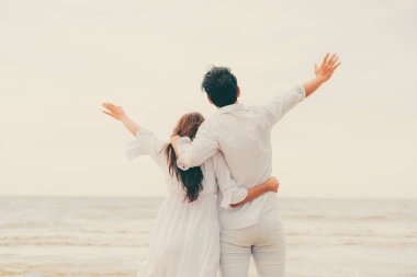 Mutlu çift balayı gidiş tropikal kum plaj yaz aylarında seyahat..