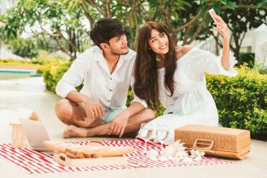 Mutlu genç çift gidin piknik ve yaz aylarında parkta dating.