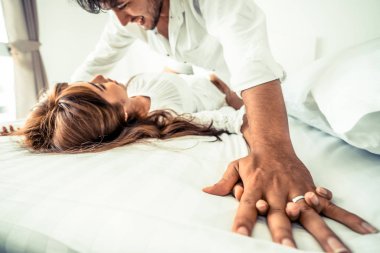 Ev yatak ön sevişme yatakta samimi genç çiftin romantik aşk.