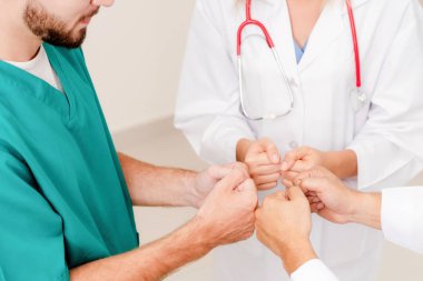 Tıbbi hizmet çalışması - Doktor, cerrah ve hemşire birleştirmek el ele tutusun.