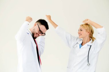 Mutlu başarılı doktor ile hasta tedavi başarısı için duran başka bir doktor hastane office zafer kutluyor.