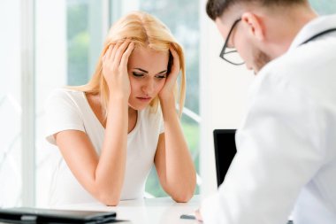 Erkek doktor hastane Office ciddi bayan hasta konuşuyor. Sağlık ve tıbbi hizmet.