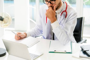 Doktor hastanede Ofis masaları, dizüstü bilgisayar üzerinde çalışıyor. Tıbbi ve sağlık kavramı.