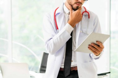 Doktor ofisinde hastanede tablet bilgisayarda çalışma. Tıbbi ve sağlık kavramı.