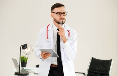 Doktor ofisinde hastanede tablet bilgisayarda çalışma. Tıbbi ve sağlık kavramı.