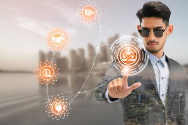 Modern iş binaları ve cityscape içinde belgili tanımlık geçmiş ile gelecek grafik arabirimi uygulama kullanarak iş adamı. Dijital yenilik ve teknoloji bozulma kavramı.